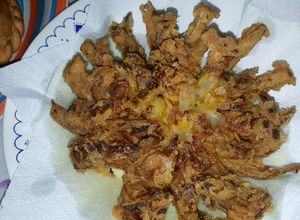 Una foto de Blooming onion (cebolla frita)