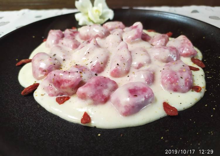 Gnocchi di barbabietola e crema di parmigiano🌺