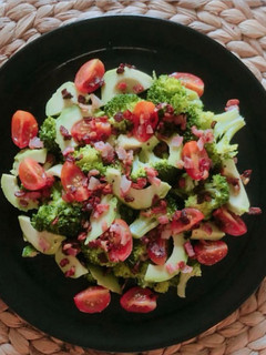 Una foto de Ensalada de brócoli, aguacate, tomate cherry y bacon crujiente