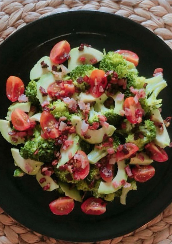 Una foto de Ensalada de brócoli, aguacate, tomate cherry y bacon crujiente