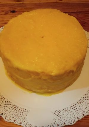 Una foto de Bizcochuelo de vainilla y canela con baño de chocolate blanco