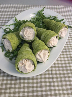 Foto di Cannoli di rucola con crema al salmone