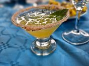 Una foto de cócteles con tequila