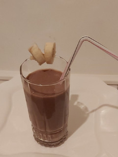 صورة لوصفة سموثي بفلان الشوكولا والبنان 🍌🍫