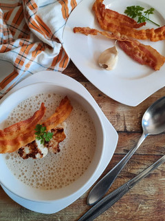 Glutén-, tej- és tojásmentes karfiolkrémleves bacon chips-szel recept fotója