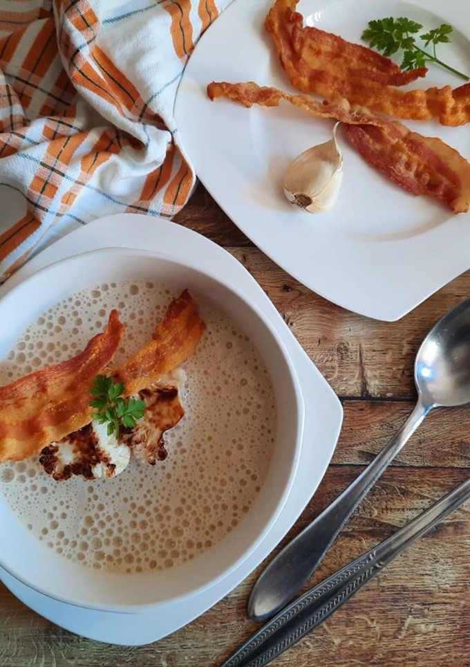 Glutén-, tej- és tojásmentes karfiolkrémleves bacon chips-szel recept fotója