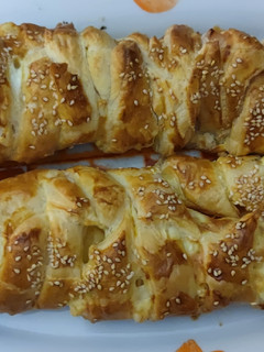 Una foto de Trenza de hojaldre de pavo y queso