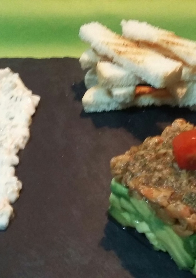 Una foto de Tartar de aguacates y langostinos marinados