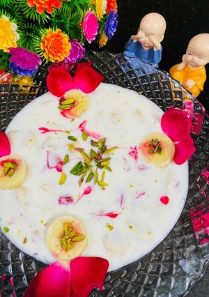 रोज़ और केले का रायता (Rose aur Kele ka Raita recipe in Hindi) रेसिपी मुख्य फोटो