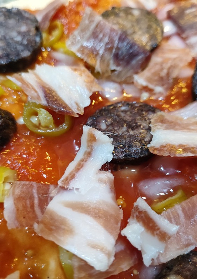 Una foto de Pizza salada extra picante (mi estilo)