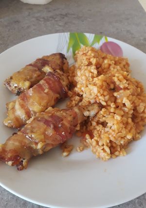 Baconbe göngyölt sajtos csirkemell paradicsomos bulgurral recept fotója