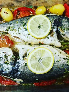 Una foto de Dorada al horno con patatas baby
