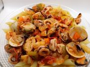 Una foto de macarrones con tomate seco
