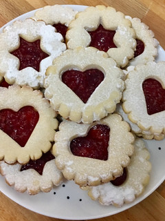 Una foto de Galletas de mantequilla con mermelada de frambuesa