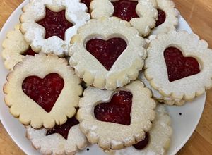 Foto principal de Galletas de mantequilla con mermelada de frambuesa