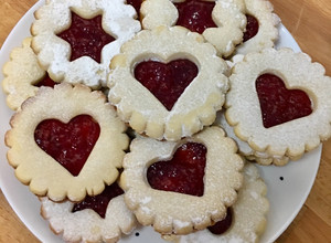 Foto principal de Galletas de mantequilla con mermelada de frambuesa