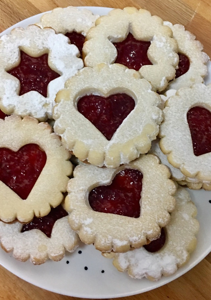 Una foto de Galletas de mantequilla con mermelada de frambuesa