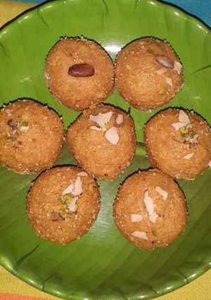 A picture of Besan ladoo.