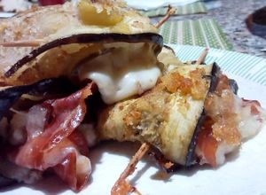 Una foto de Rollitos de berenjena con jamón serrano