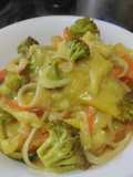 Plato de vegetales salteados cremosos con pasta🥦🌶️🧅🥕🍝