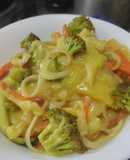 Plato de vegetales salteados cremosos con pasta🥦🌶️🧅🥕🍝
