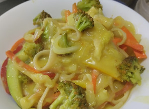 Una foto de Plato de vegetales salteados cremosos con pasta🥦🌶️🧅🥕🍝