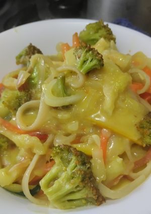 Una foto de Plato de vegetales salteados cremosos con pasta🥦🌶️🧅🥕🍝