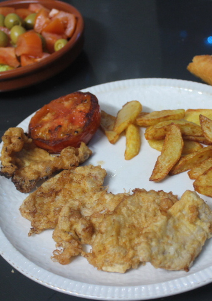 Una foto de Solomillo rebozado con patatas y tomate