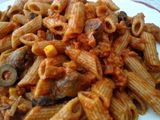 Macarrones de espelta con maíz, champiñones y oliva negra
