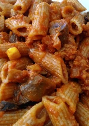 Una foto de Macarrones de espelta con maíz, champiñones y oliva negra
