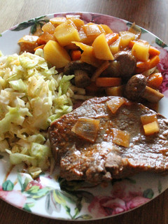 Una foto de Bifes a la criolla y ensalarda Chelforoense