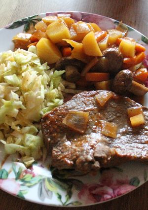 Una foto de Bifes a la criolla y ensalarda Chelforoense