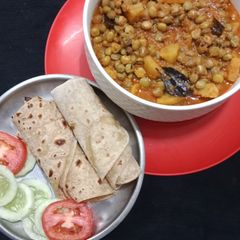A picture of Tur dana(pigeon pea) and batata sabzi.