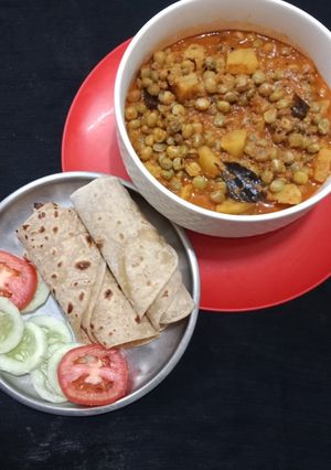 A picture of Tur dana(pigeon pea) and batata sabzi.