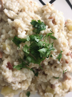 Una foto de Risotto con setas calabacín y almendras