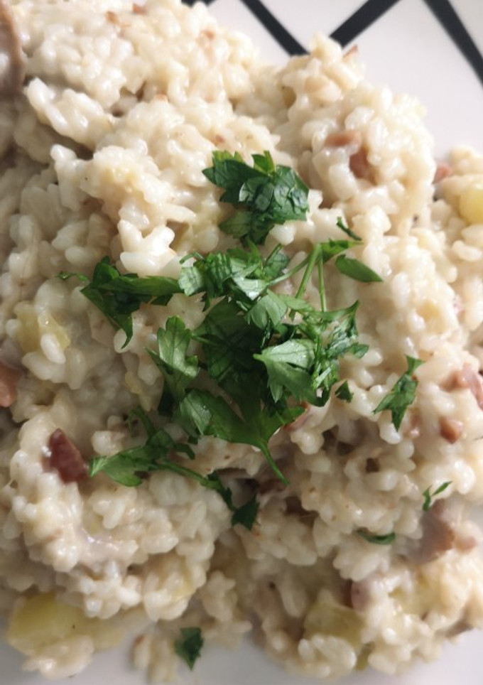 Una foto de Risotto con setas calabacín y almendras