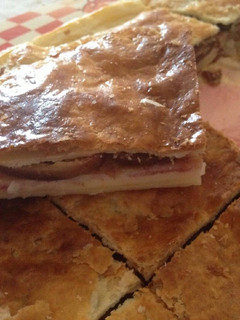 Una foto de Empanada de dátiles y bacon