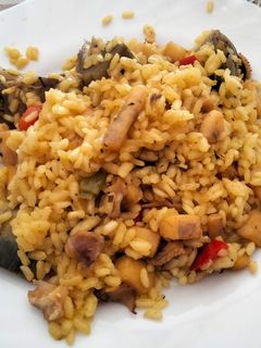 Una foto de Paella de sepia y alcachofas