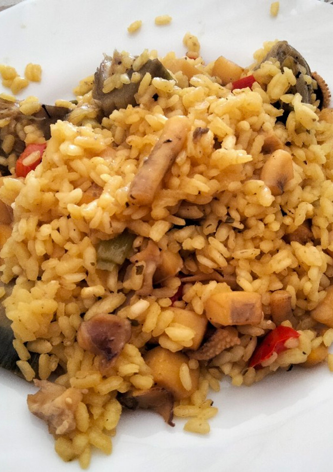 Una foto de Paella de sepia y alcachofas