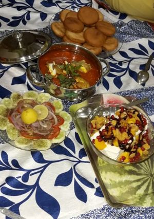 A picture of Kadai chicken with pizza naan.