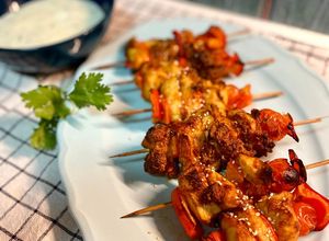 Foto principal de Brochetas de pollo marinado con crema de cacahuete y especias