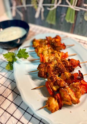 Una foto de Brochetas de pollo marinado con crema de cacahuete y especias
