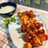 Brochetas de pollo marinado con crema de cacahuete y especias