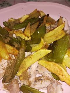 Una foto de Contramuslo de pollo con patatas y pimientos fritos