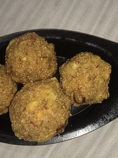 पंजीरी गोंद और मावे के लड्डू (Panjiri gond aur mave ke laddu recipe in Hindi) रेसिपी मुख्य फोटो
