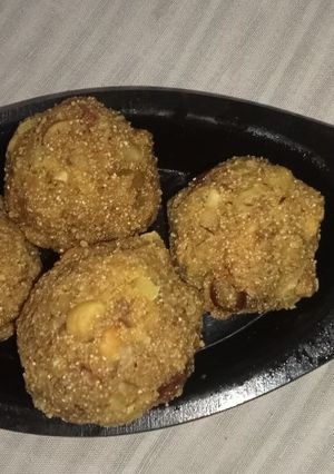 पंजीरी गोंद और मावे के लड्डू (Panjiri gond aur mave ke laddu recipe in Hindi) रेसिपी मुख्य फोटो