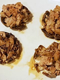 Una foto de Hígado de Conejo encebollado sobre Champiñón Portobello