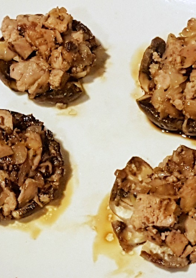 Una foto de Hígado de Conejo encebollado sobre Champiñón Portobello