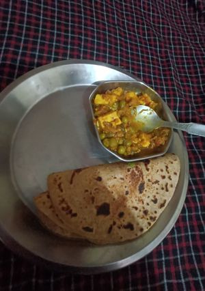 मटर पनीर सब्जी(matar paneer recipe in hindi) रेसिपी मुख्य फोटो