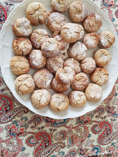 A picture of Almond cookies.